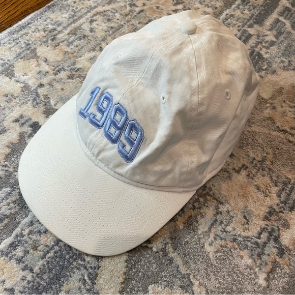 White 1989 Cap with Blue Embroidery Taylor Swift - Picture 1 of 3